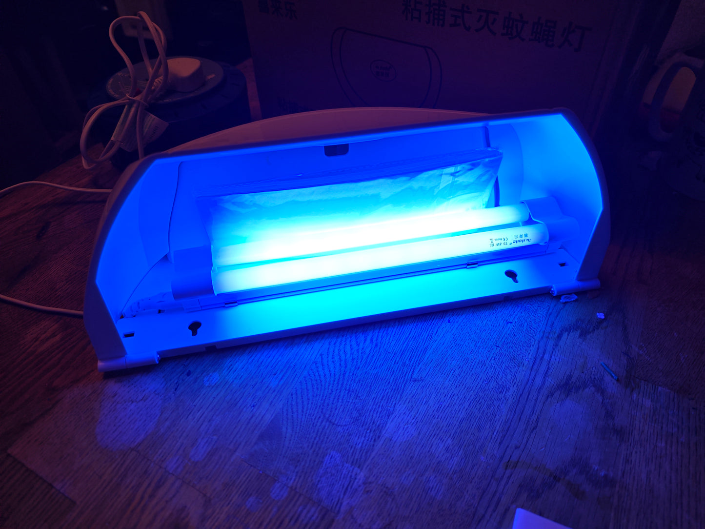 粘捕式灭蚊蝇灯